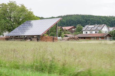 Ev elektriği kullanımı için özel bir binadaki güneş panelleri.