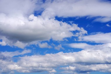 Farklı şekillerde bulutları olan mavi gökyüzü. Bulutlu bulutlu gökyüzü.