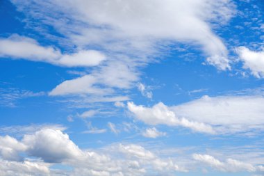 Farklı şekillerde bulutları olan mavi gökyüzü. Bulutlu bulutlu gökyüzü.