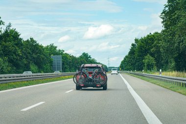 Bisikletler yolda yolculuk için bir arabanın üzerinde..