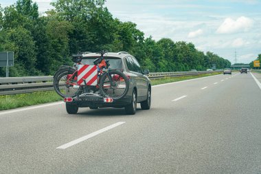 Bisikletler yolda yolculuk için bir arabanın üzerinde..