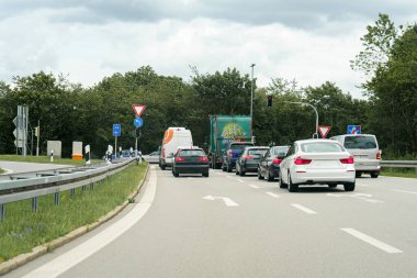 Hareket halindeki arabalarla dolu yüksek hızlı bir yol. Otoban ve arabalar.