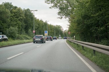 Hareket halindeki arabalarla dolu yüksek hızlı bir yol. Otoban ve arabalar.