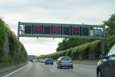 Otobanda elektronik pano ve yol işaretleri.