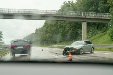 Otoyoldaki bir kazadan sonra kaza yapmış bir araba..
