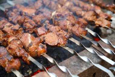 Shashlikler ızgarada kızarıyor. Şişte kızarmış et. Hafta sonu et barbeküsü.