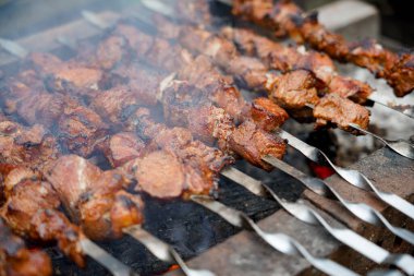 Shashlikler ızgarada kızarıyor. Şişte kızarmış et. Hafta sonu et barbeküsü.