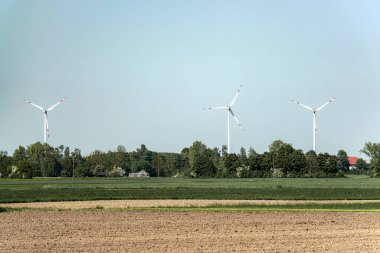 Yeşil elektrik üretimi için rüzgar türbinleri.