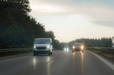 Akşamları otobanda düşük kirişli arabalar yanar..