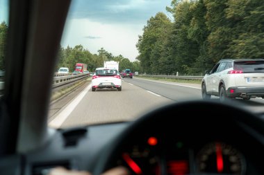 Yol boyunca araba sürerken otoyolun içerisinden görüntüsü.