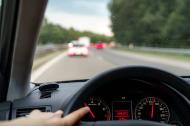 Yol boyunca araba sürerken otoyolun içerisinden görüntüsü.