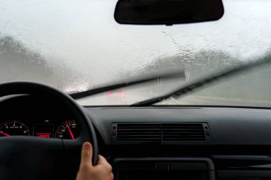 Arabanın silecekleri yağmurda yolda çalışırken çalışıyor..