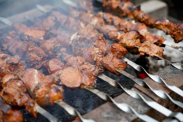 Shashlikler ızgarada kızarıyor. Şişte kızarmış et. Hafta sonu et barbeküsü.
