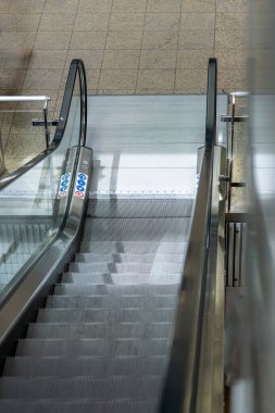 Metro ve alışveriş merkezlerinde inip çıkmak için yer altı yürüyen merdiven..