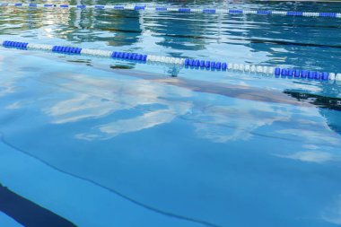 Ayrı yüzme yolları olan boş bir havuz..