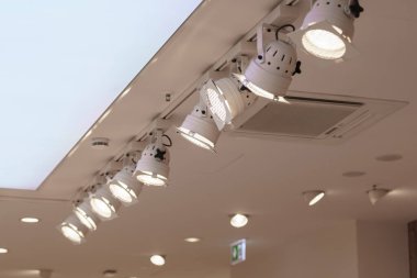 İç aydınlatma için tavanda uzak spot ışıkları.