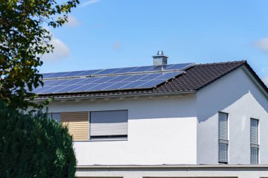 Yeşil elektrik üretmek için özel bir evin çatısındaki güneş paneli..