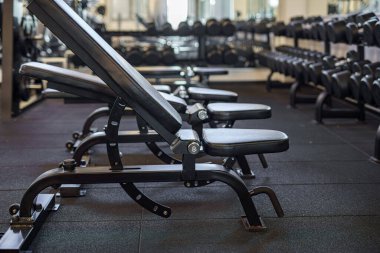 Spor salonunda spor salonu tezgahı..
