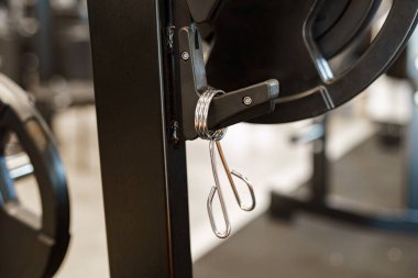 Spor salonundaki halterin üzerinde ağırlık tuttuğun için kıskaçlar..
