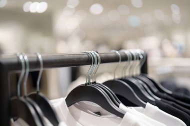 Giysiler ve eşyalar bir alışveriş merkezinde askıda..