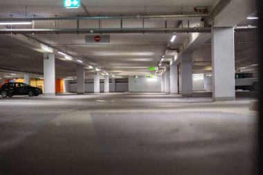 Araba yeraltı otoparkına park edilmiş..