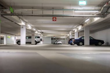 Araba yeraltı otoparkına park edilmiş..