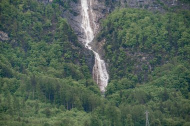 Eriyen su İsviçre 'deki Alpler' in zirvelerinden aşağı akar..