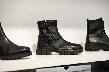 Alışveriş merkezinde sergilenen kadın ayakkabı koleksiyonu.