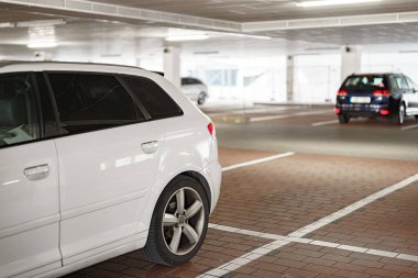 Araba yeraltı otoparkına park edilmiş..