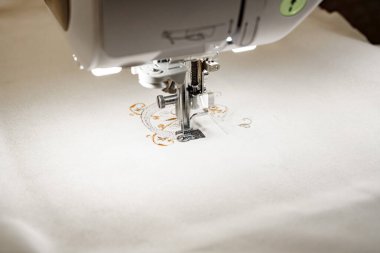 Renkli desenleri kumaşa işlemek için makine.