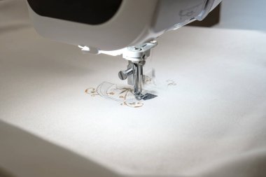 Renkli desenleri kumaşa işlemek için makine.