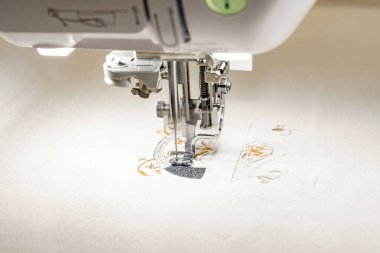 Renkli desenleri kumaşa işlemek için makine.