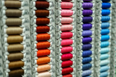 Bir mağazanın rafındaki tekstil iplikleri.