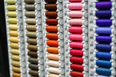 Bir mağazanın rafındaki tekstil iplikleri.