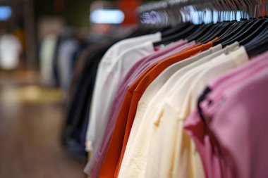 Alışveriş merkezindeki bir giyim mağazasında sergilenen kadın kıyafetleri.