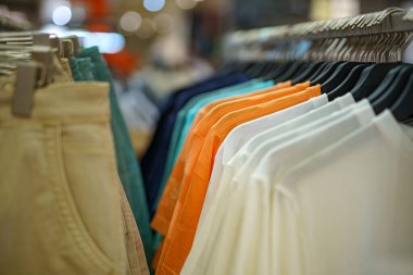 Kazaklar, balıkçı yaka kazaklar ve kazaklar bir alışveriş merkezindeki elbise mağazasında askılarda..