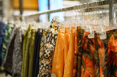 Alışveriş merkezindeki bir giyim mağazasında sergilenen erkek şortu..