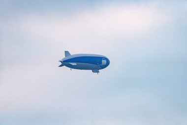 Dünya üzerinde bir turist uçuşu yapan insanlarla birlikte gökyüzünde bir hava gemisi..