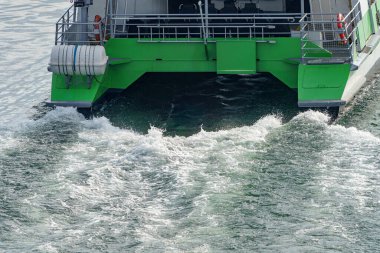 Araçları sudan geçirmek için bir feribot..