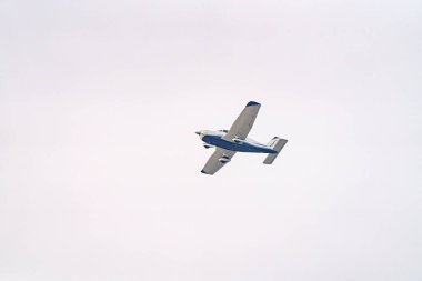 Pervaneli bir uçak gökyüzünde yükseklere uçar..