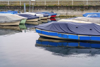 Tentelerle kaplı tekneler ve yatlar kışı geçirmek için özel bir limanda demirlemiş..