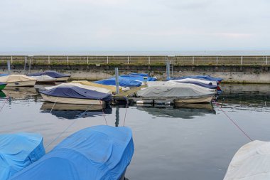 Tekneler ve yatlar özel bir limanda kışa hazırlandı..