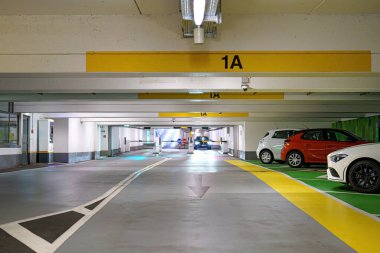Arabalar yeraltı otoparkına park edilmiş..