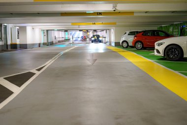 Arabalar yeraltı otoparkına park edilmiş..