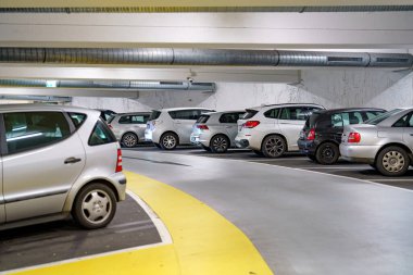 Arabalar yeraltı otoparkına park edilmiş..