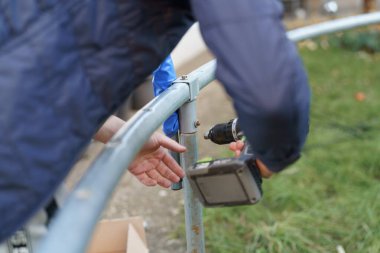Trambolini söküp monte ediyorum. Parçalanmış trambolin iskeleti depolanmaya hazır..