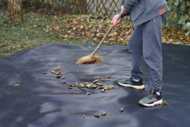Çocuklar evde büyük bir trambolini parçalara ayırıp tekrar birleştiriyorlar..