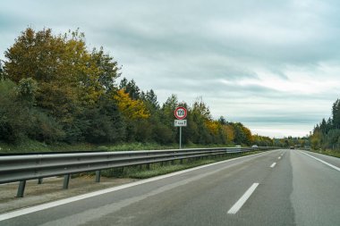 Otobanda yolcu vagonları hareket ediyor.