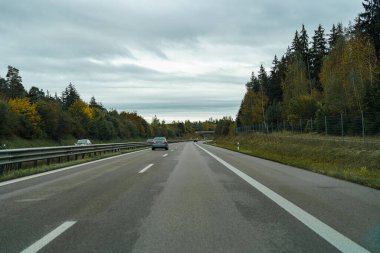 Otobanda yolcu vagonları hareket ediyor.