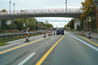 Yol tamiri için koruyucu bariyer işaretleri.
